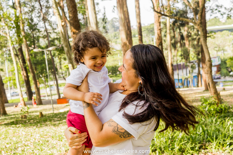 Ensaio fotográfico lifestyle de família no parque do paço em Diadema - sp