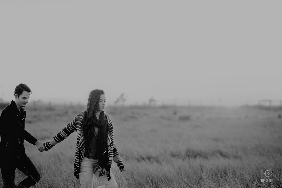 ensaioduplo-precasamentogemeas-ensaioirmãs-topstudiofotografia-ensaiofrio-ensaioinverno-ensaioapaixonados-campograndems-brasil-poses-ensaiocriativo