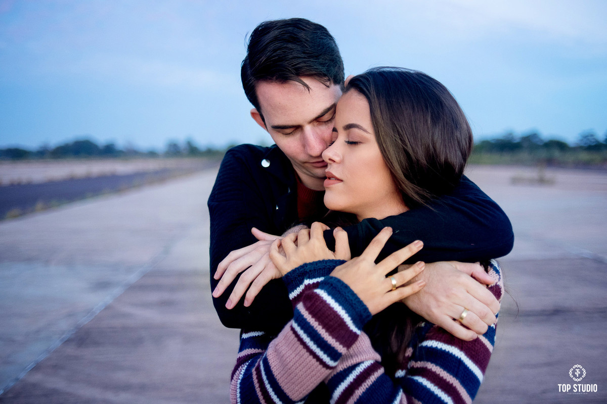 ensaioduplo-precasamentogemeas-ensaioirmãs-topstudiofotografia-ensaiofrio-ensaioinverno-ensaioapaixonados-campograndems-brasil-poses-ensaiocriativo