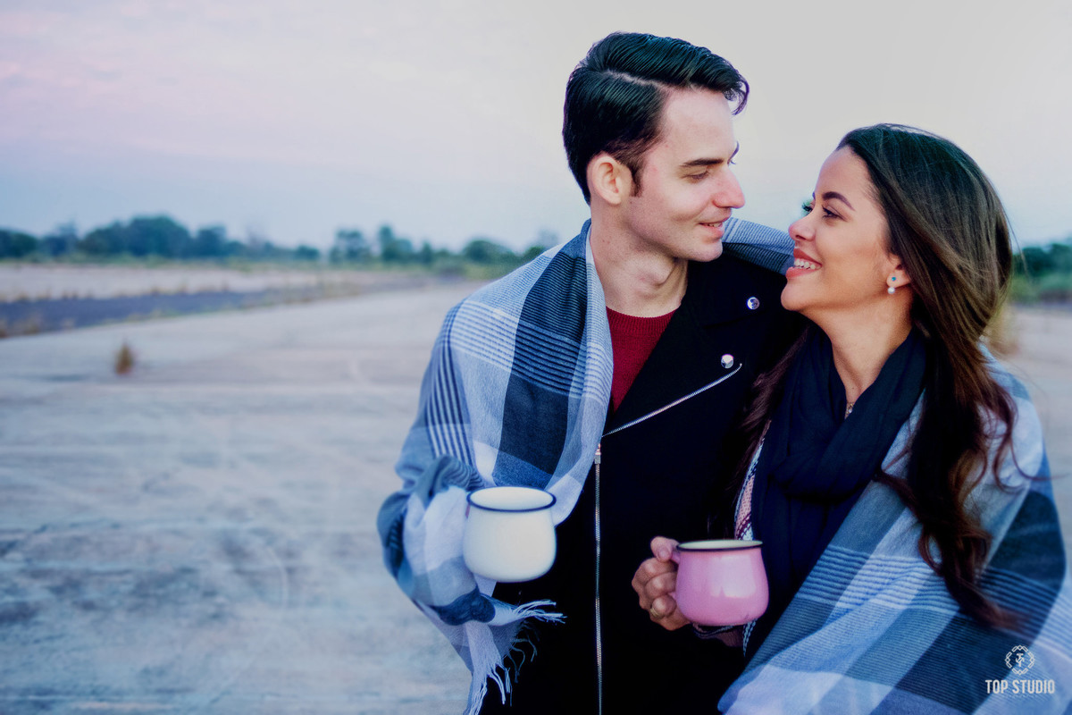 ensaioduplo-precasamentogemeas-ensaioirmãs-topstudiofotografia-ensaiofrio-ensaioinverno-ensaioapaixonados-campograndems-brasil-poses-ensaiocriativo