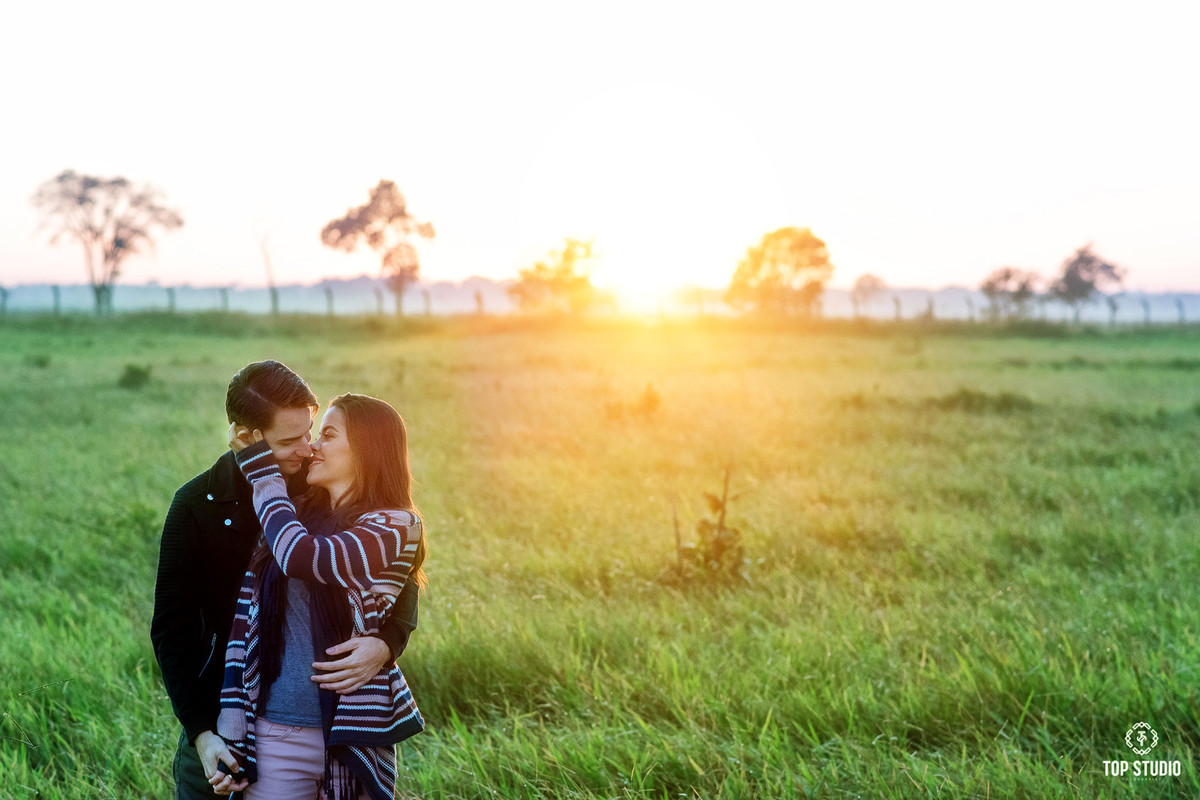 ensaioduplo-precasamentogemeas-ensaioirmãs-topstudiofotografia-ensaiofrio-ensaioinverno-ensaioapaixonados-campograndems-brasil-poses-ensaiocriativo