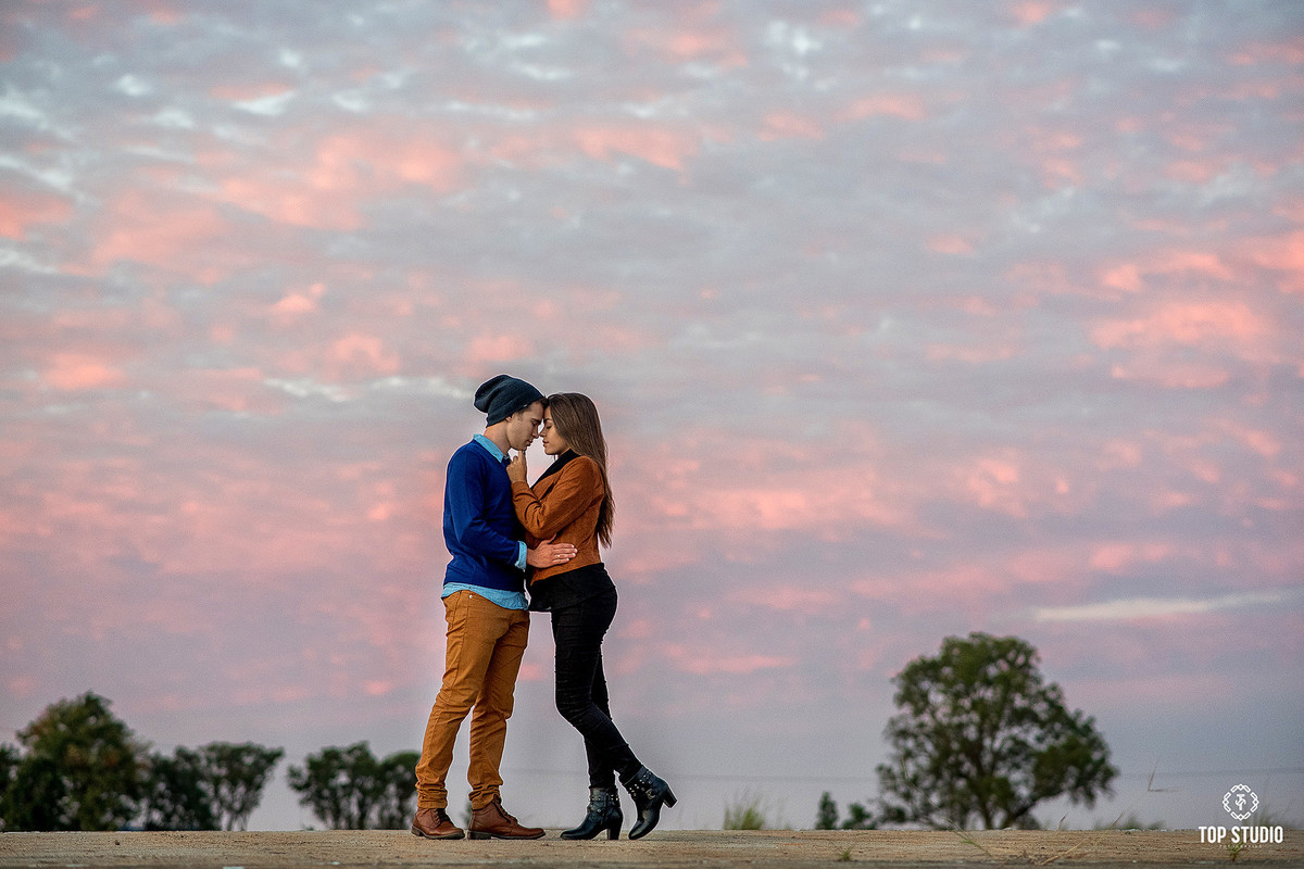 ensaioduplo-precasamentogemeas-ensaioirmãs-topstudiofotografia-ensaiofrio-ensaioinverno-ensaioapaixonados-campograndems-brasil-poses-ensaiocriativo