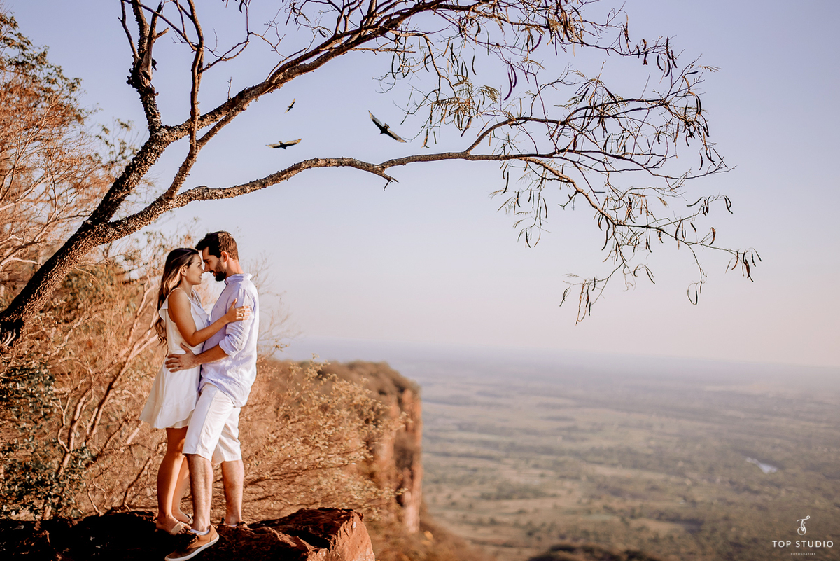 Ensaio pre casamento realizado no morro do paxixi em piraputanga #fotografo de casamento