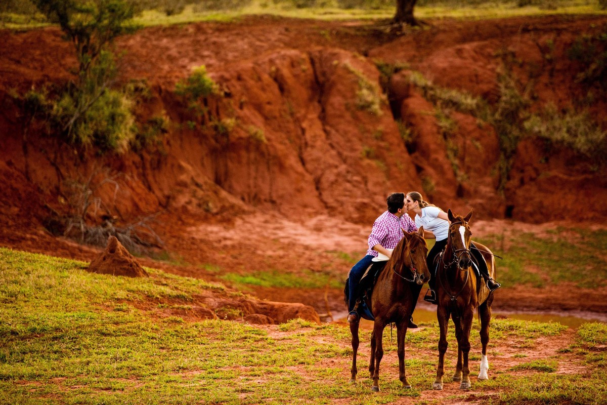 Ensaio de casal com cavalos