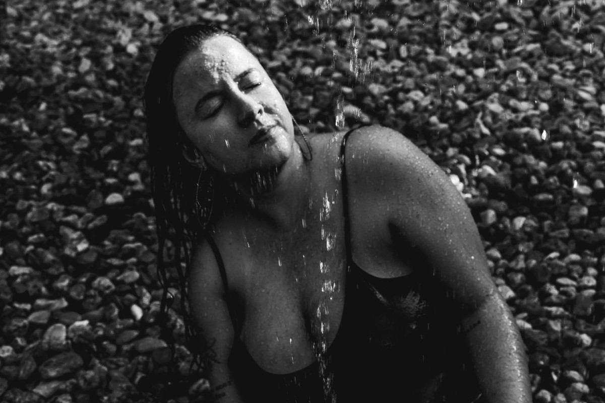 foto em preto e branco caindo água em mulher