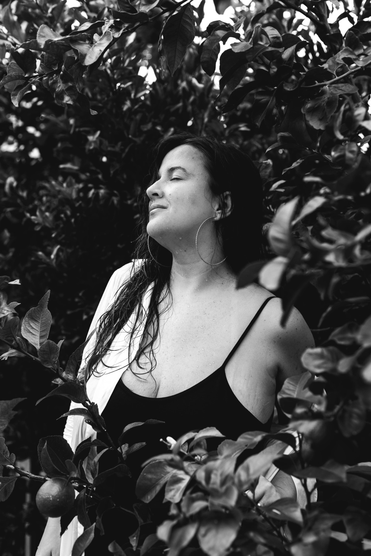 foto em preto e branco de mulher com olhos fechados.