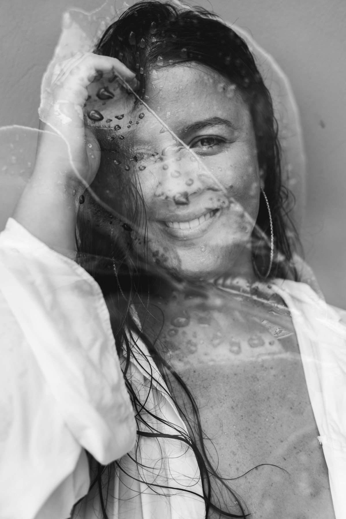 retrato em preto e branco de rosto de mulher com sobreposição de uma folha