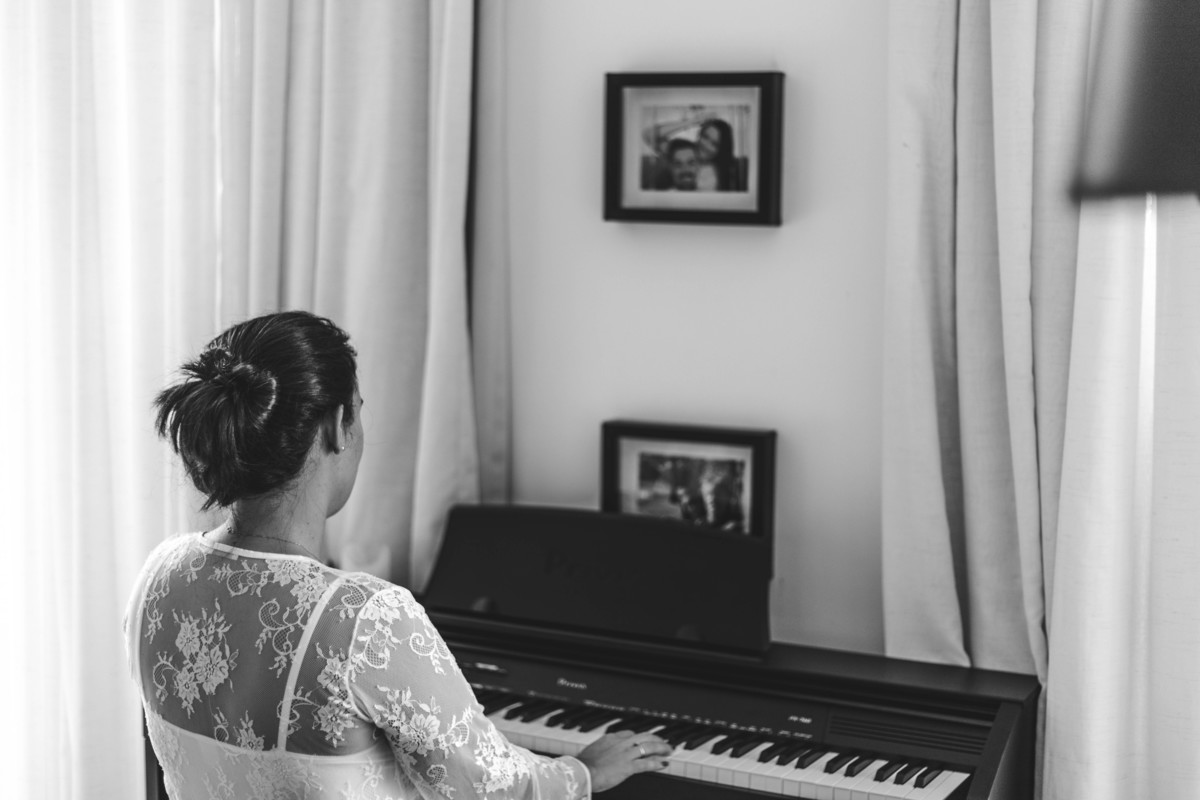 foto em preto e branco de mulher de hobby tocando piano em Florianópolis