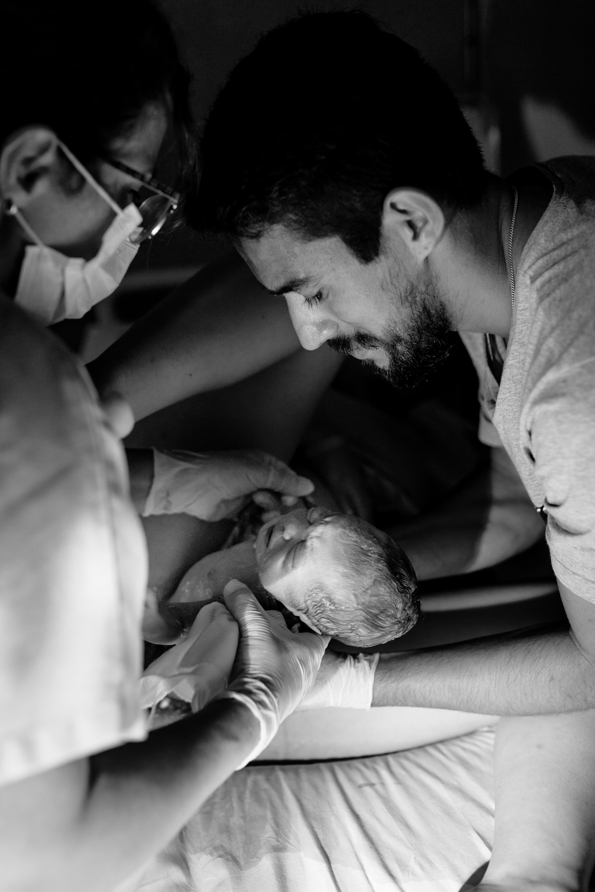 pai ajudando no nascimento do filho na maternidade em Florianópolis