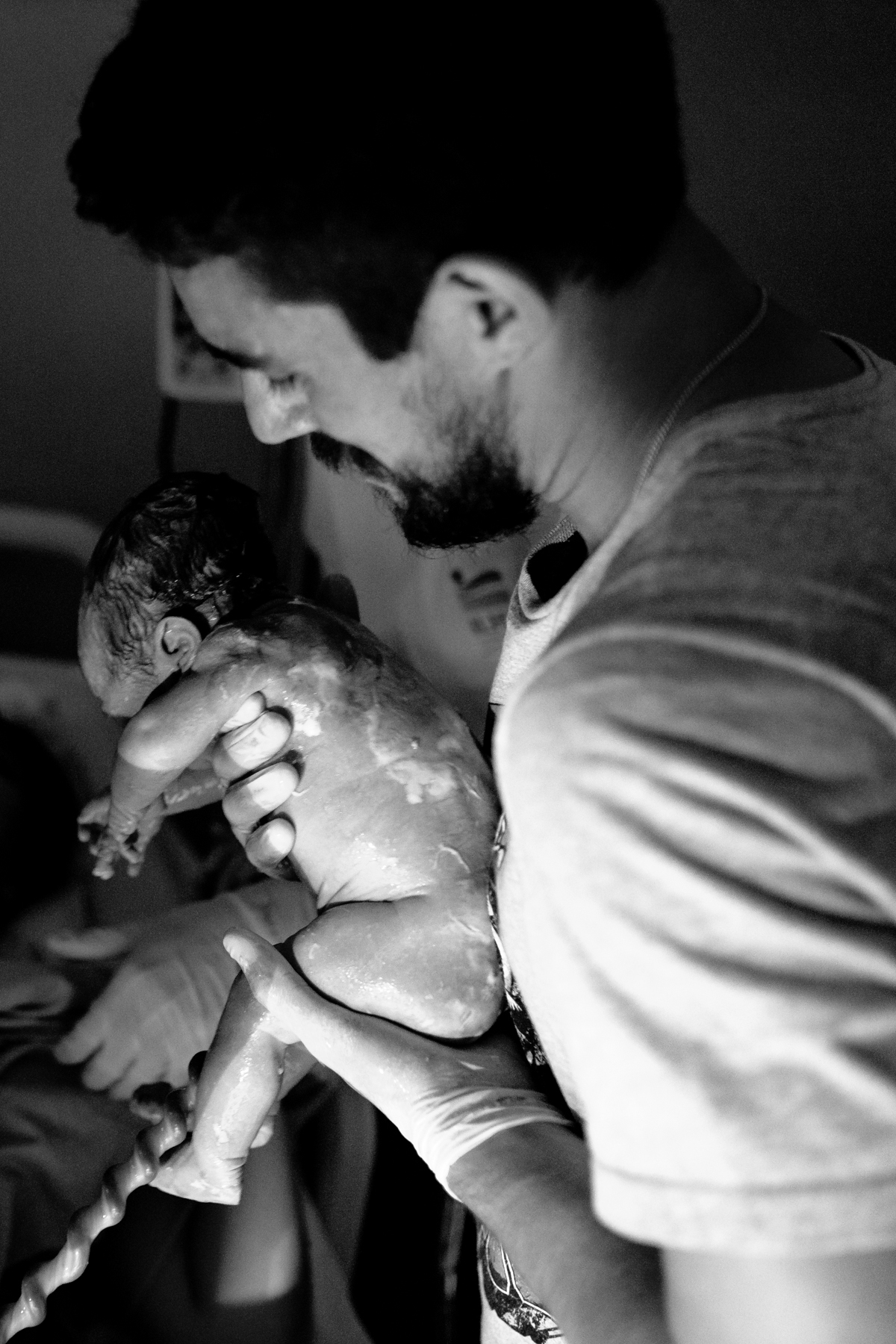 pai com o bebê recém nascido no colo após o nascimento na maternidade em Florianópolis