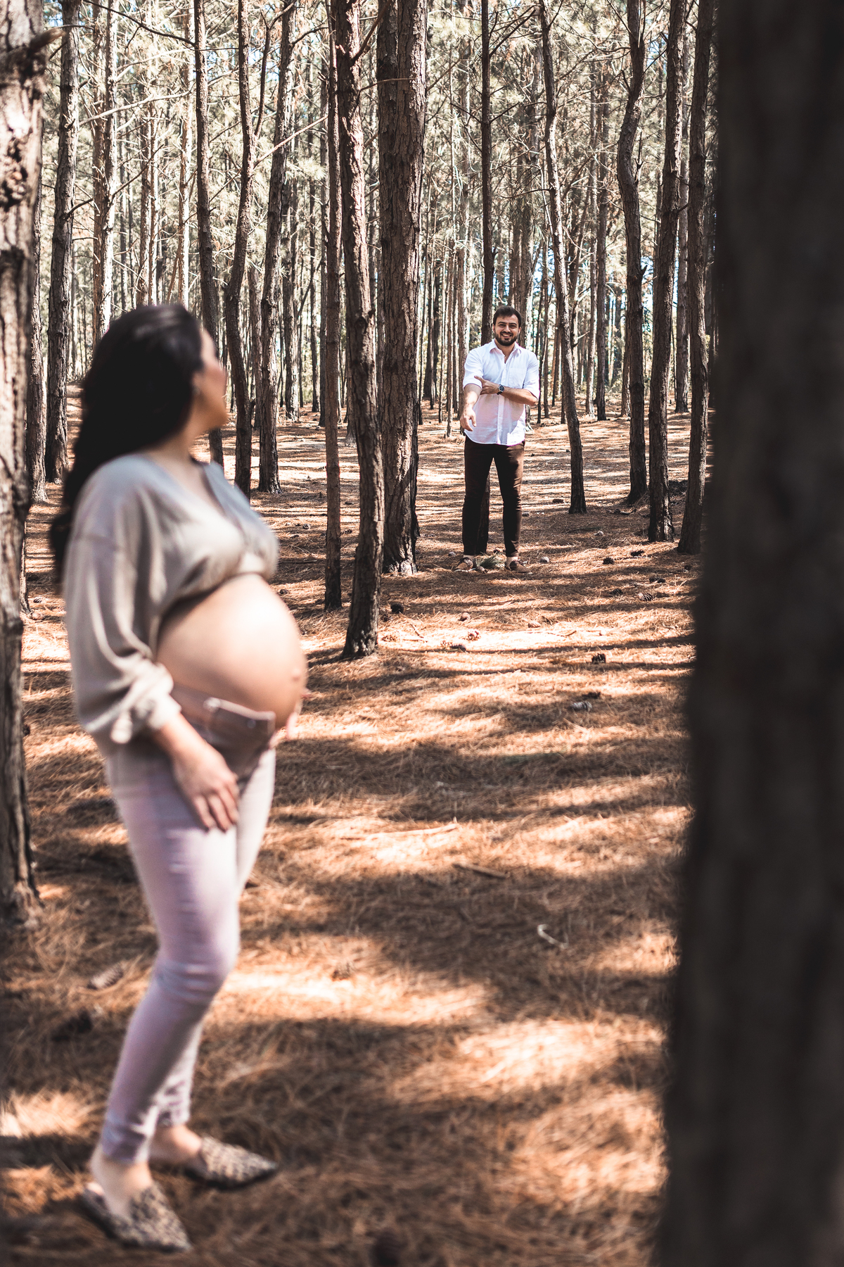 gestante olhando o marido vir em sua direção