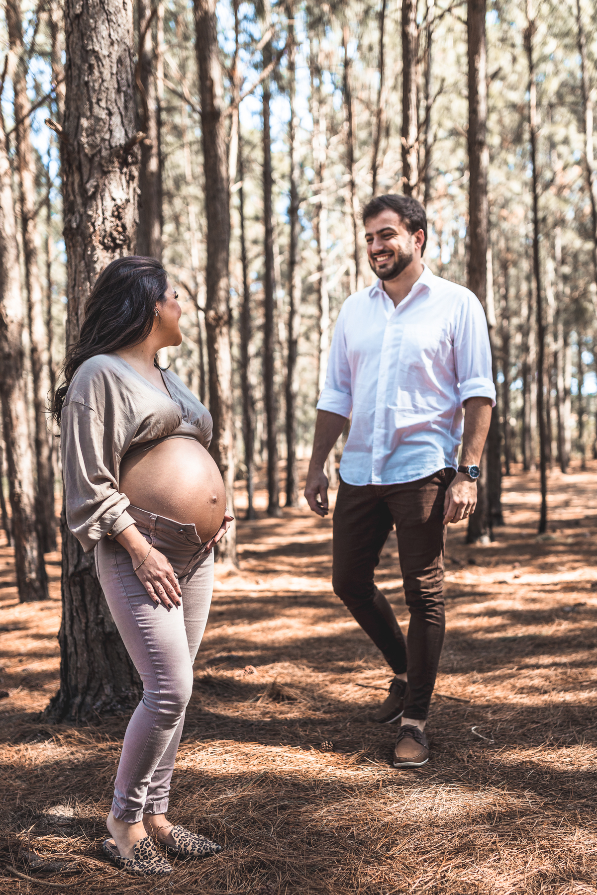 marido vindo em direção da gestante em um parque