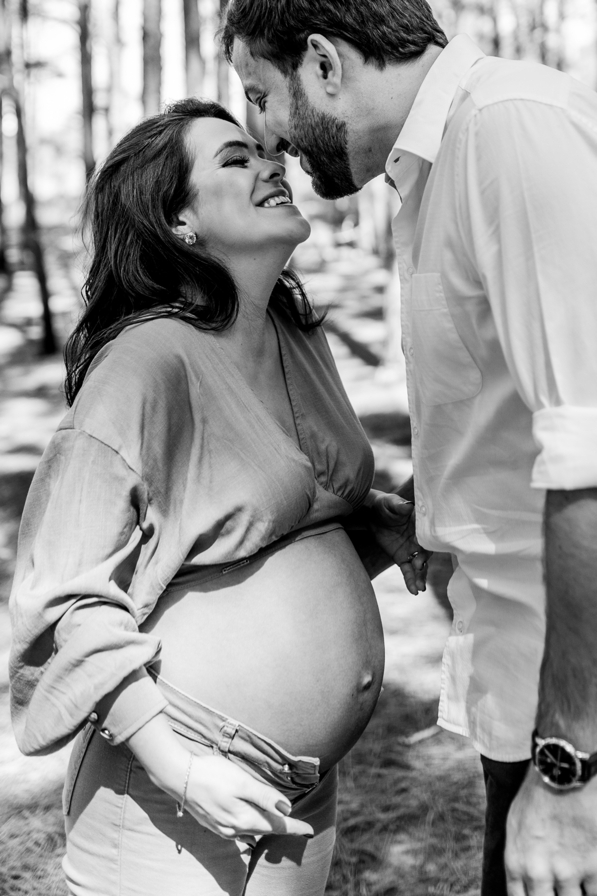esposa gestante e marido se olhando e sorrindo em parque em Florianópolis. preto e branco