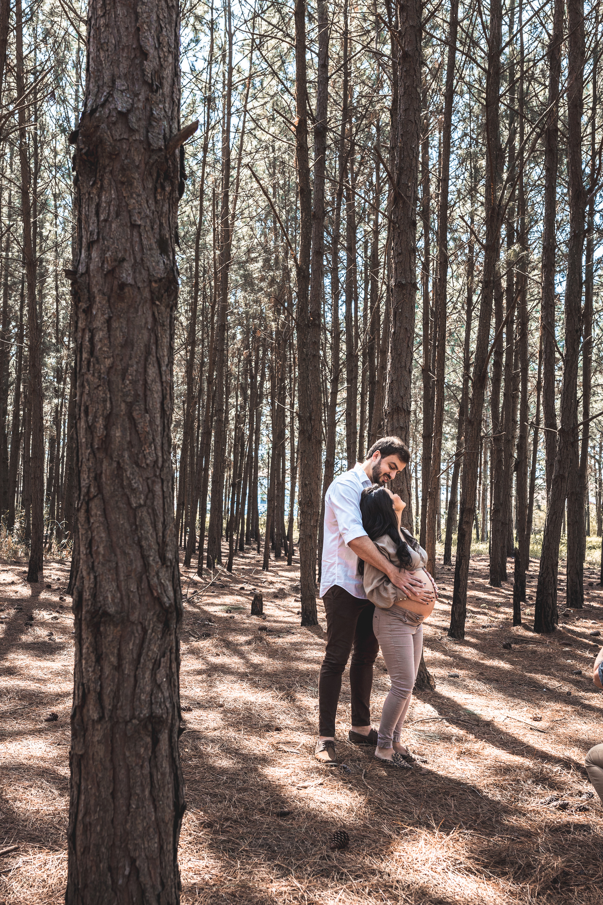 casal grávidos abraçados em parque em Florianópolis
