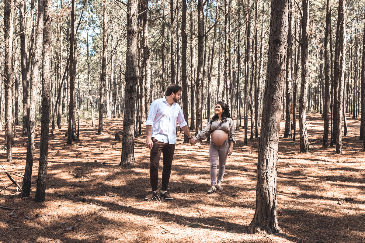 casal grávidos passeando no parque de maos dadas