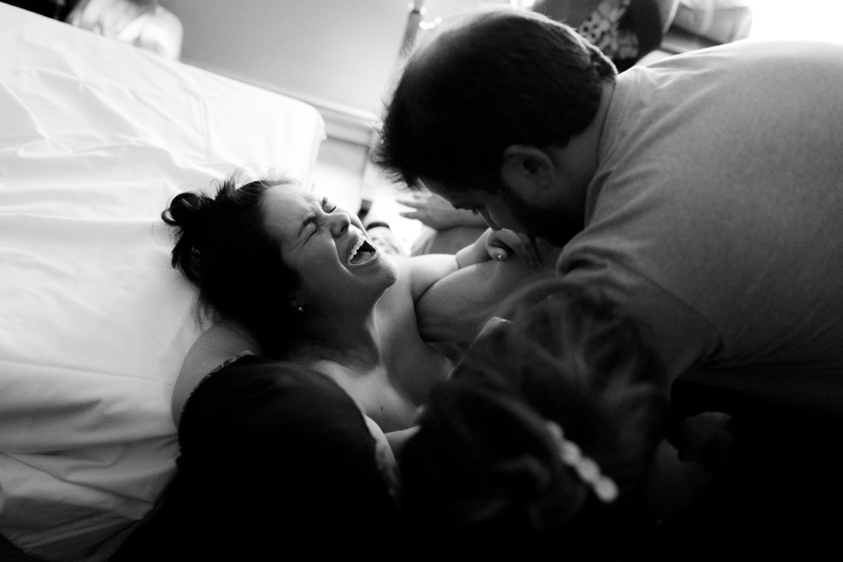 foto em preto e branco de gestante em período expulsivo fazendo expressão de dor na contração