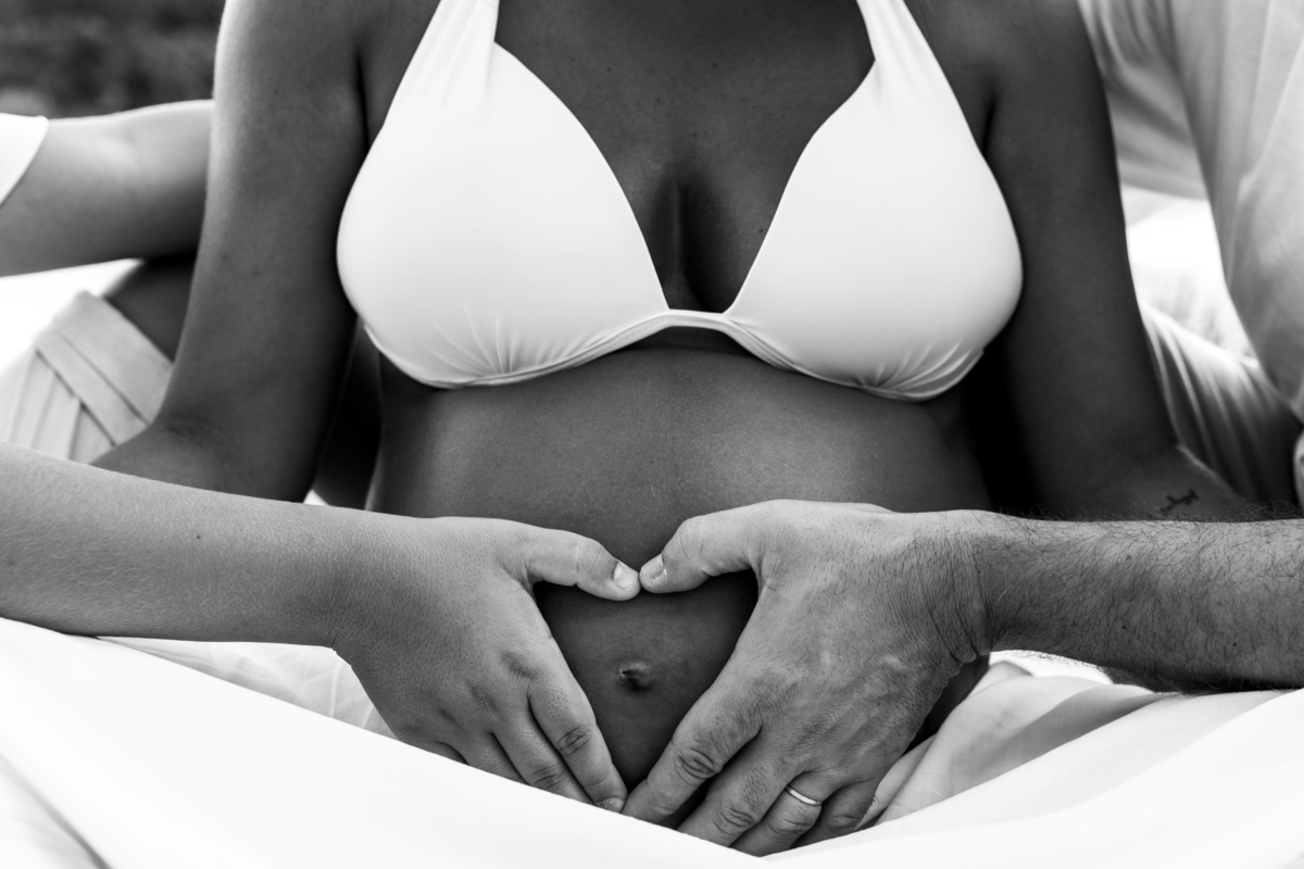 marido e filho fazendo coração na barriga da gestante