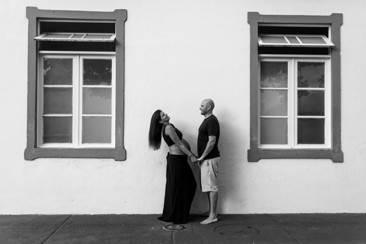 foto em preto e branco de marido e esposa de mãos dadas rindo em Florianópolis