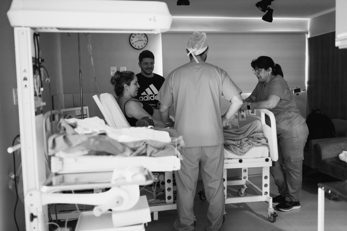 gestante em trabalho de parto conversando com a equipe médica