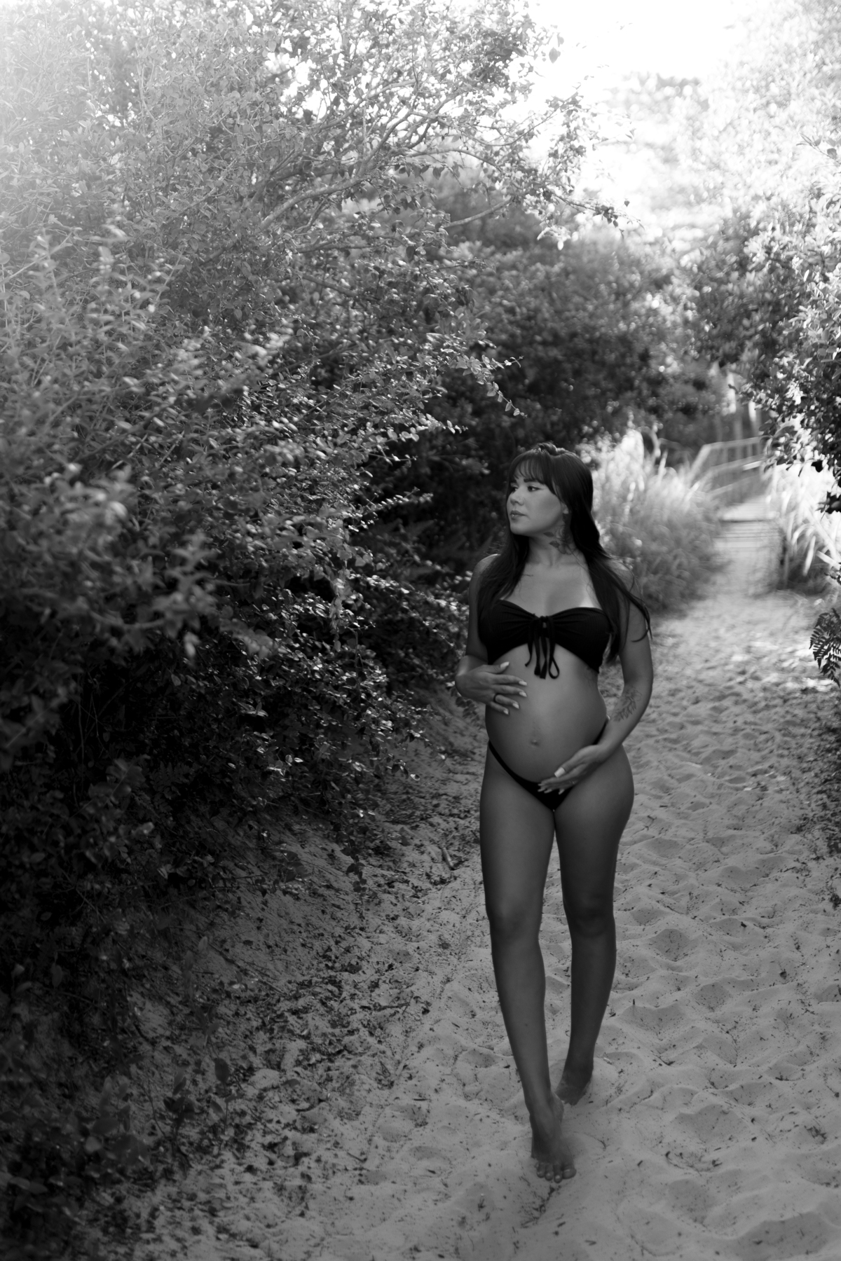 foto em preto e branco de gestante de biquíni em trilha