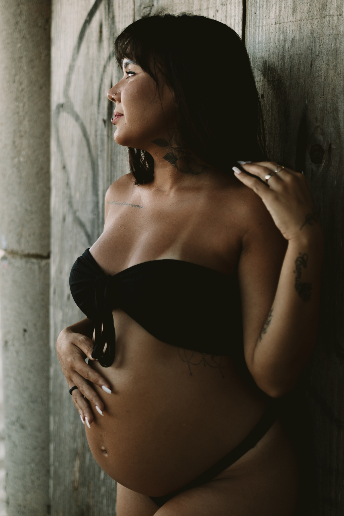 foto de gestante de biquíni preto na praia