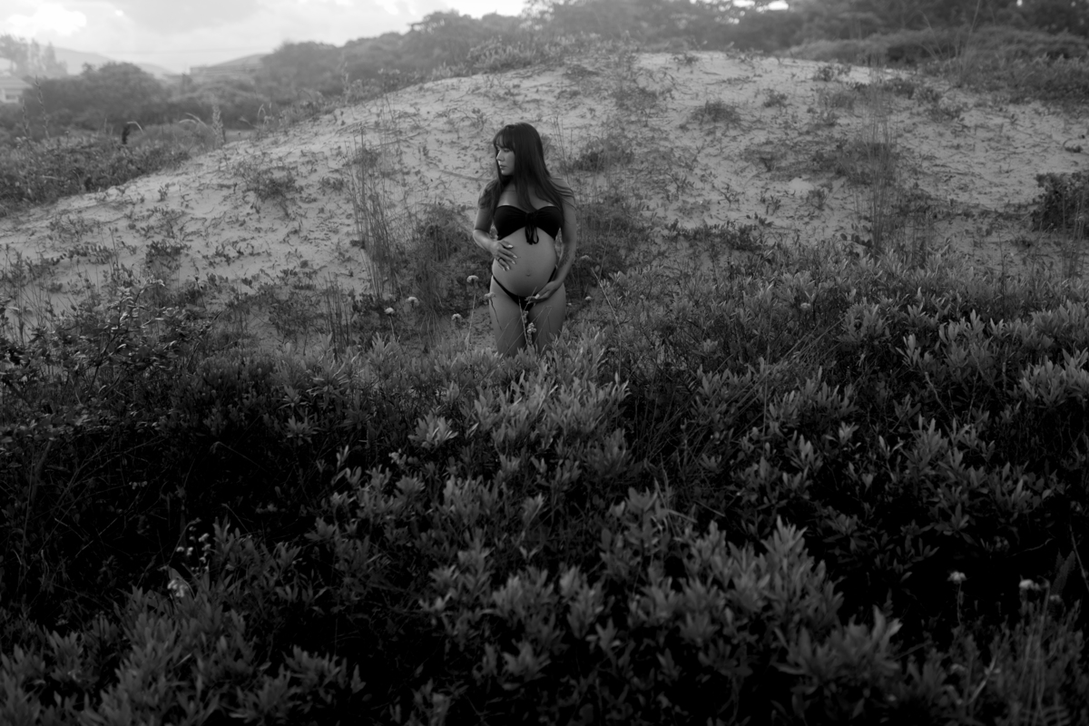 foto de gestante nas dunas em preto e branco balançando os cabelos 