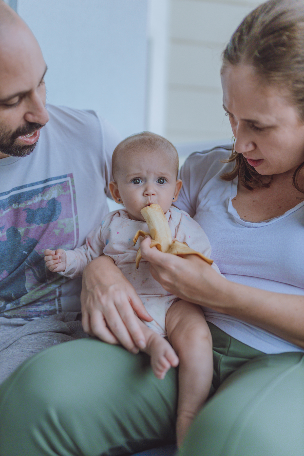 introdução alimentar bebê e pais em ensaio fotográfico em Florianópolis