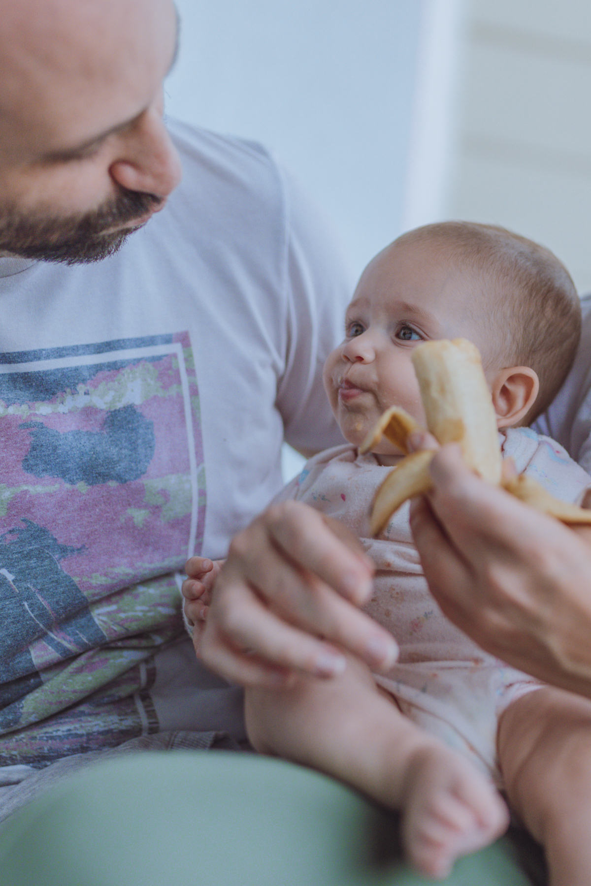 bebê comendo banana pela primeira vez na sessão de fotos em Florianópolis