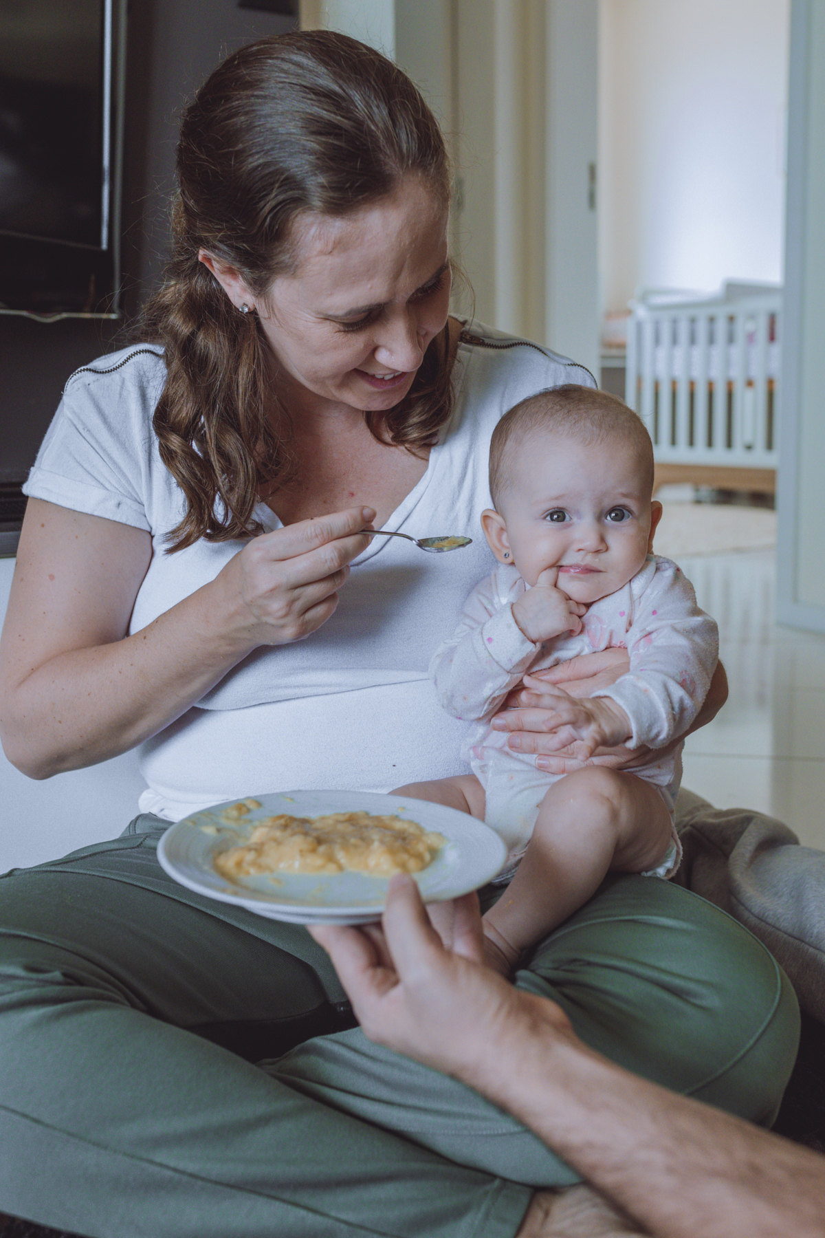 bebê fazendo careta para comer banana