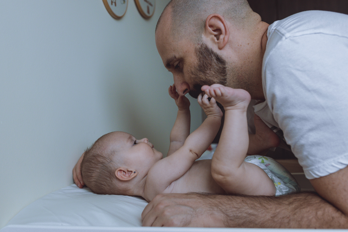 bebê brincando com o pai em Florianópolis