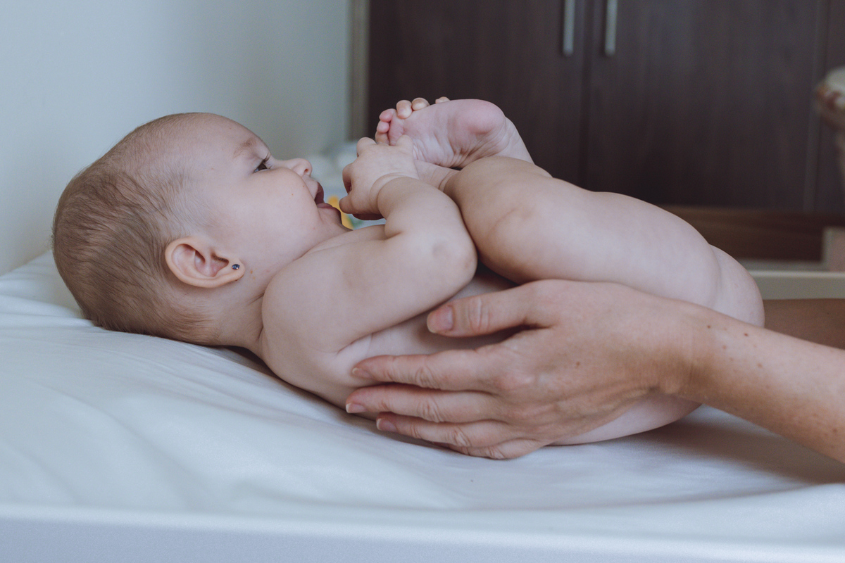 mãos da mãe segurando bebê