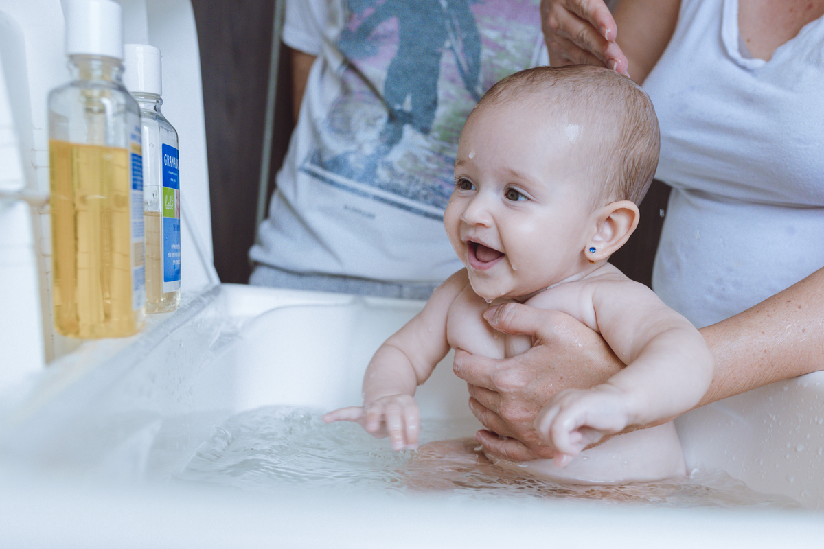 bebê brincando no banho em Florianópolis