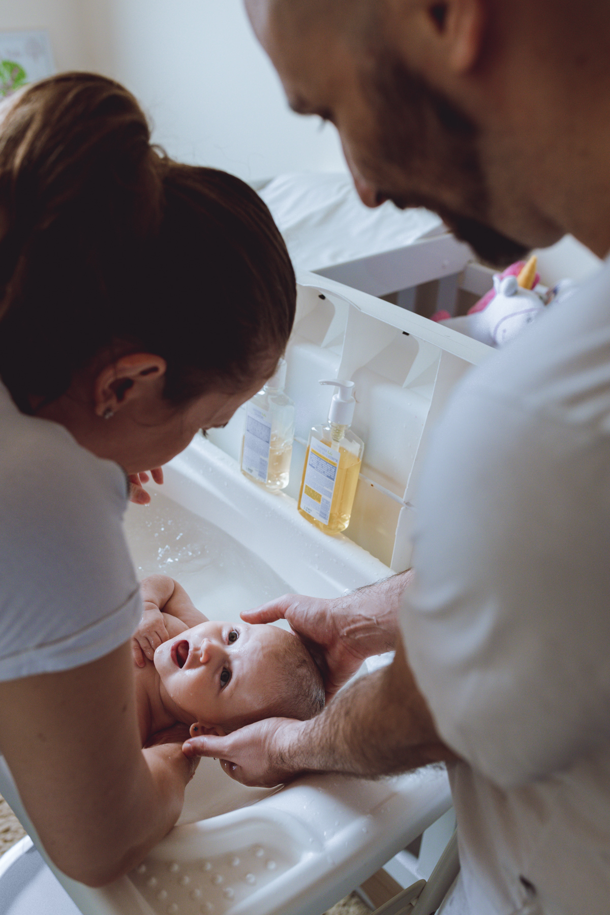 foto de familia de bebê no banho com os pais em Florianópolis
