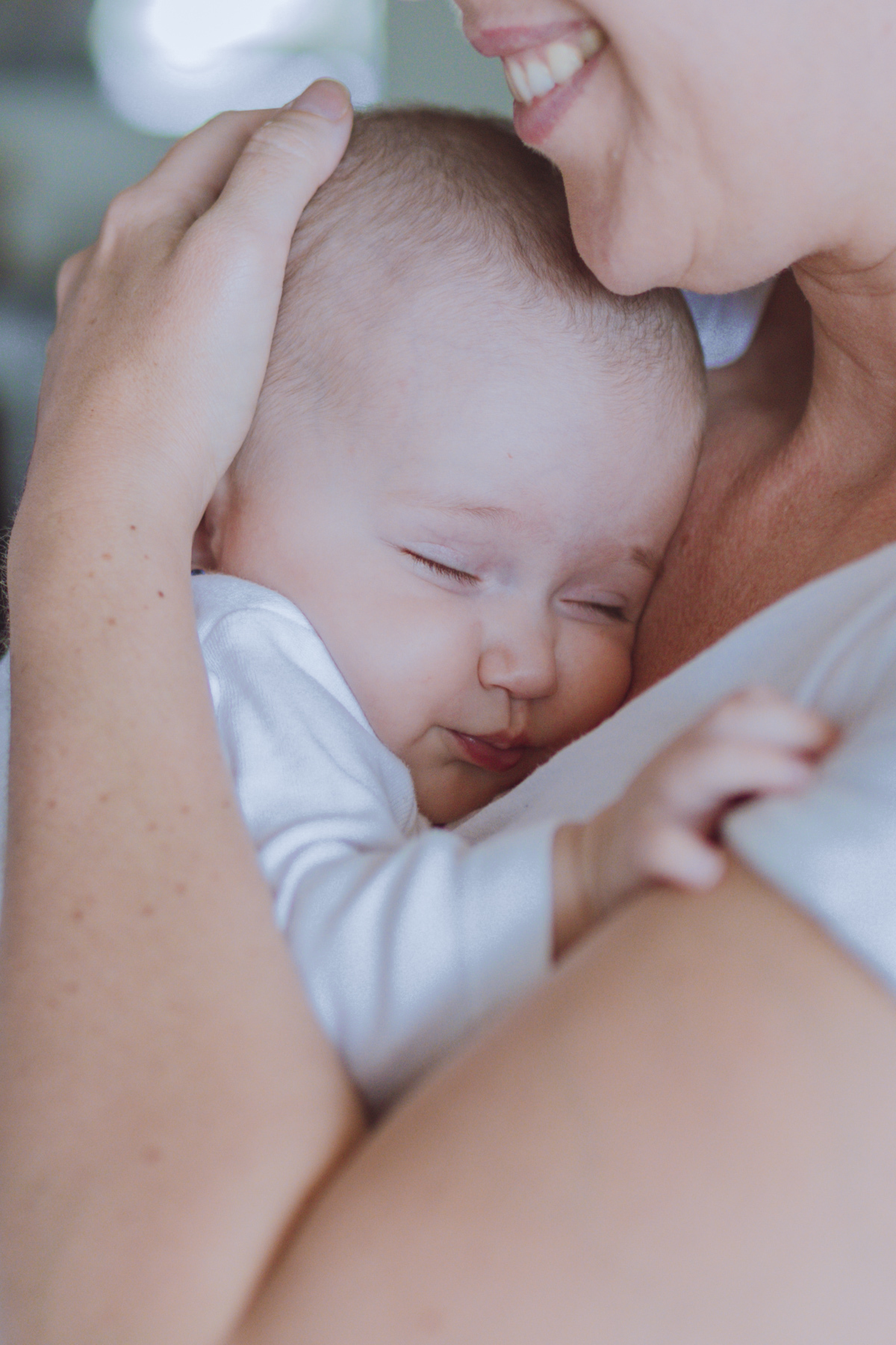 bebê abraçada na mãe sessão de fotos de família em Florianópolis