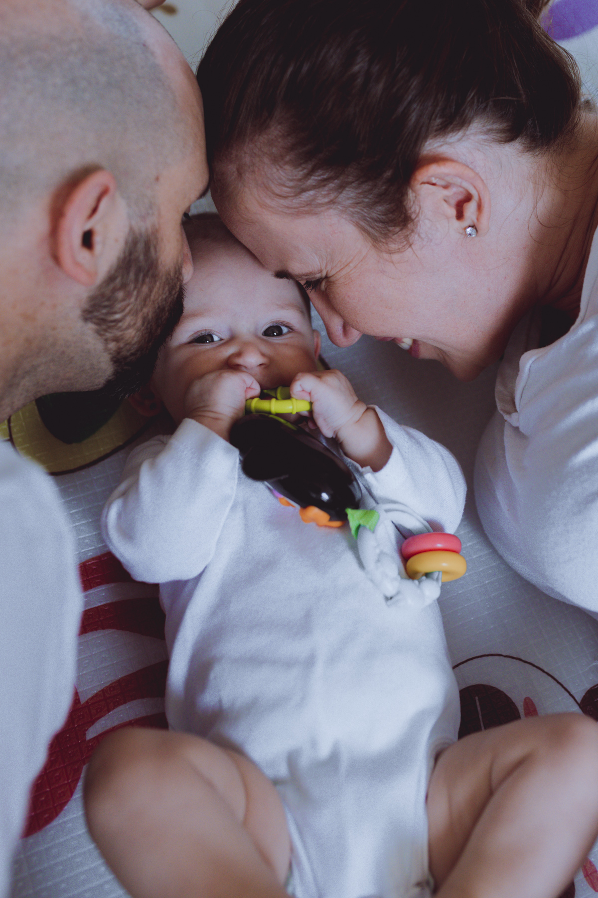 pais beijando bebê de 6 meses em ensaio fotográfico em Florianópolis