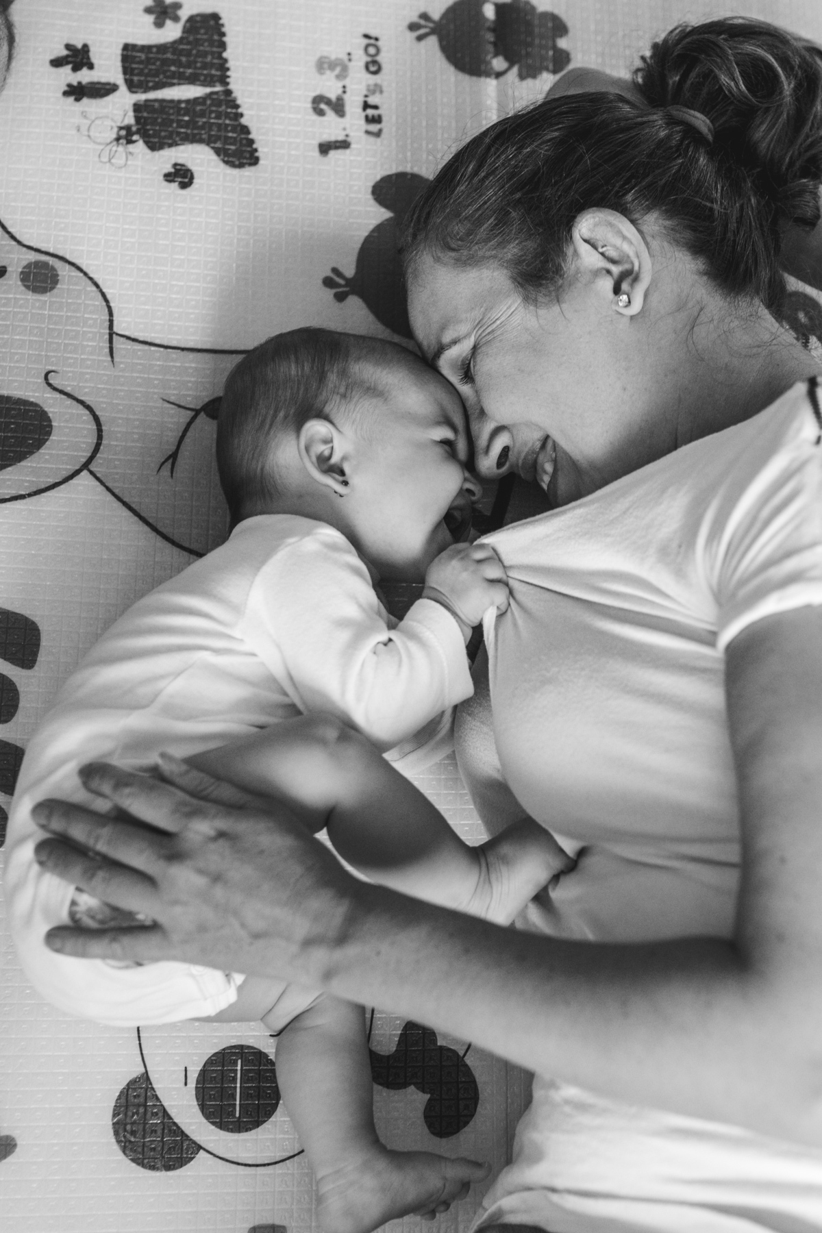 bebê sorrindo com a mãe em ensaio fotográfico de família em Florianópolis