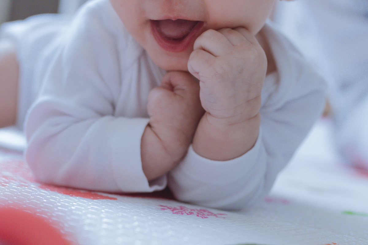 detalhes de mão e boca de bebê de 6 meses 