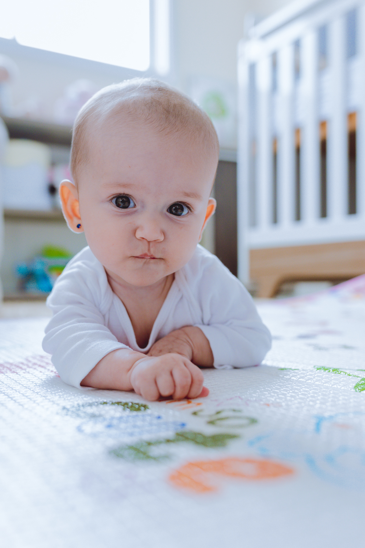 bebê de 6 meses fazendo charme pra câmera fotográfica