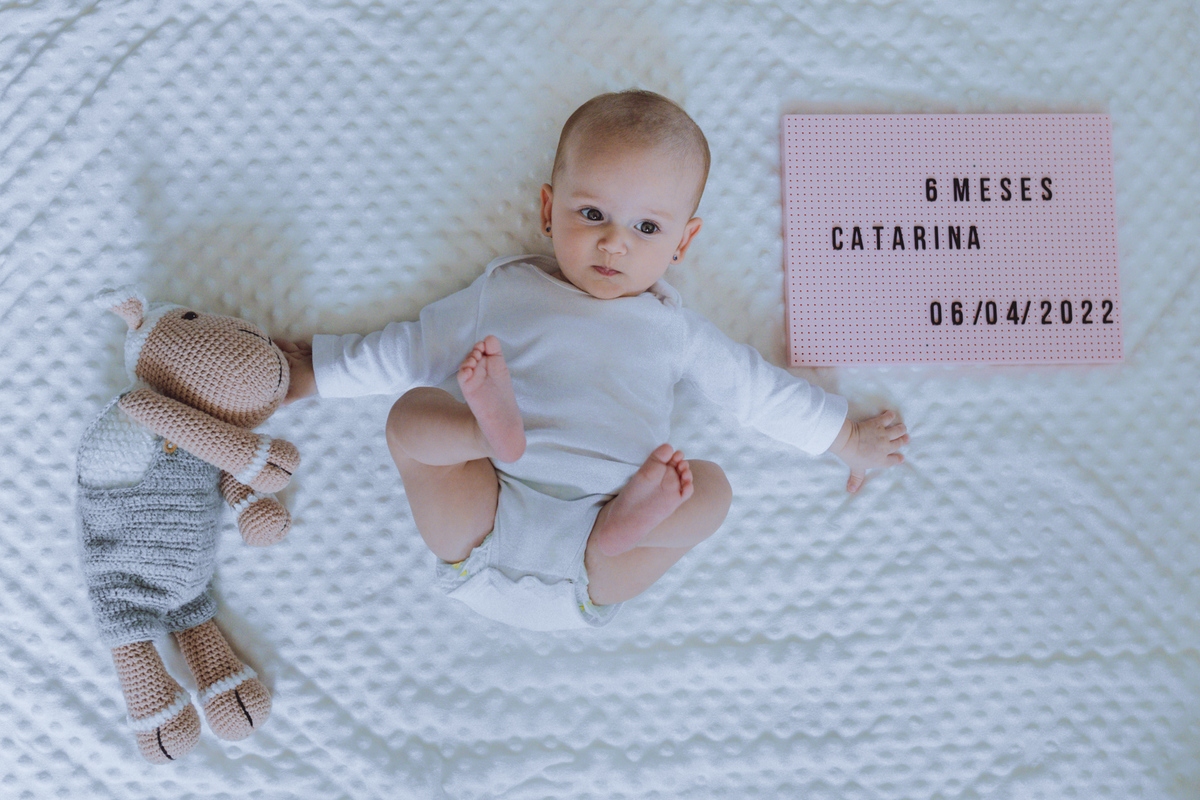 foto oficial de mesversário de 6 meses de um bebê em Florianópolis