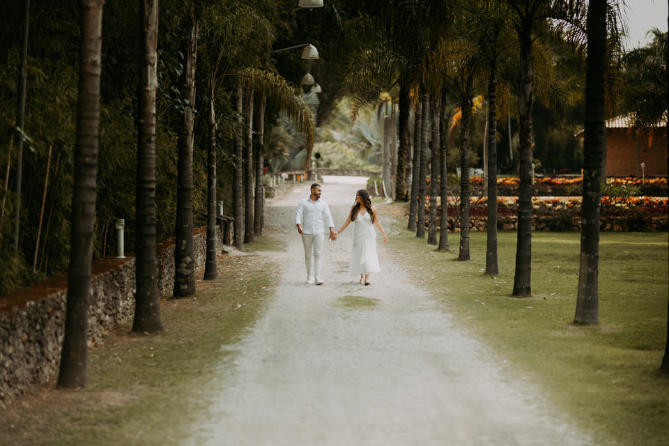 A beleza de www.espacosanctuarium.com.br ganha vida em nossas imagens de pré-casamento. Explore a magia do cenário e a paixão do casal.