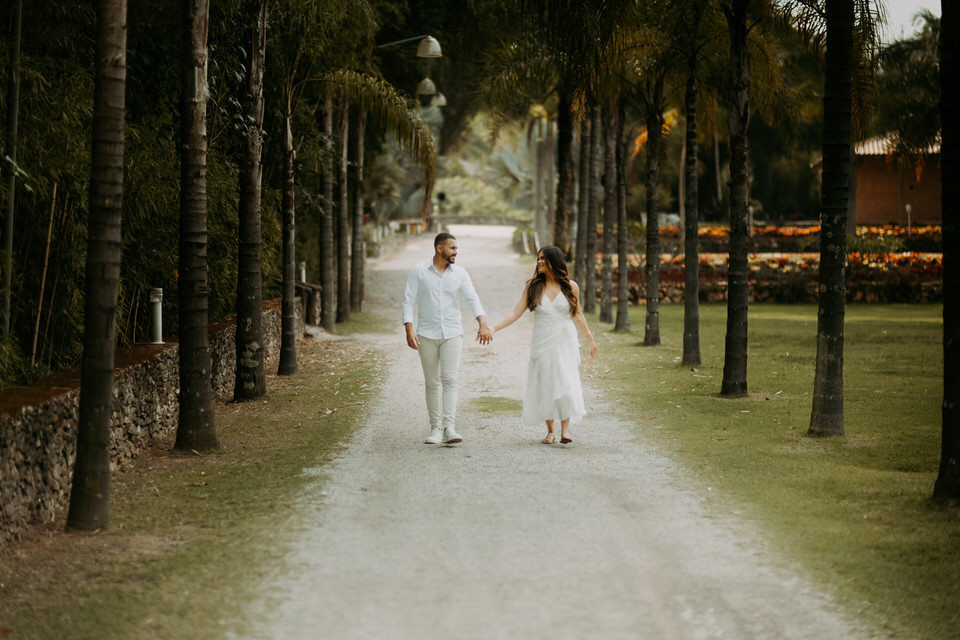 A beleza de www.espacosanctuarium.com.br ganha vida em nossas imagens de pré-casamento. Explore a magia do cenário e a paixão do casal.