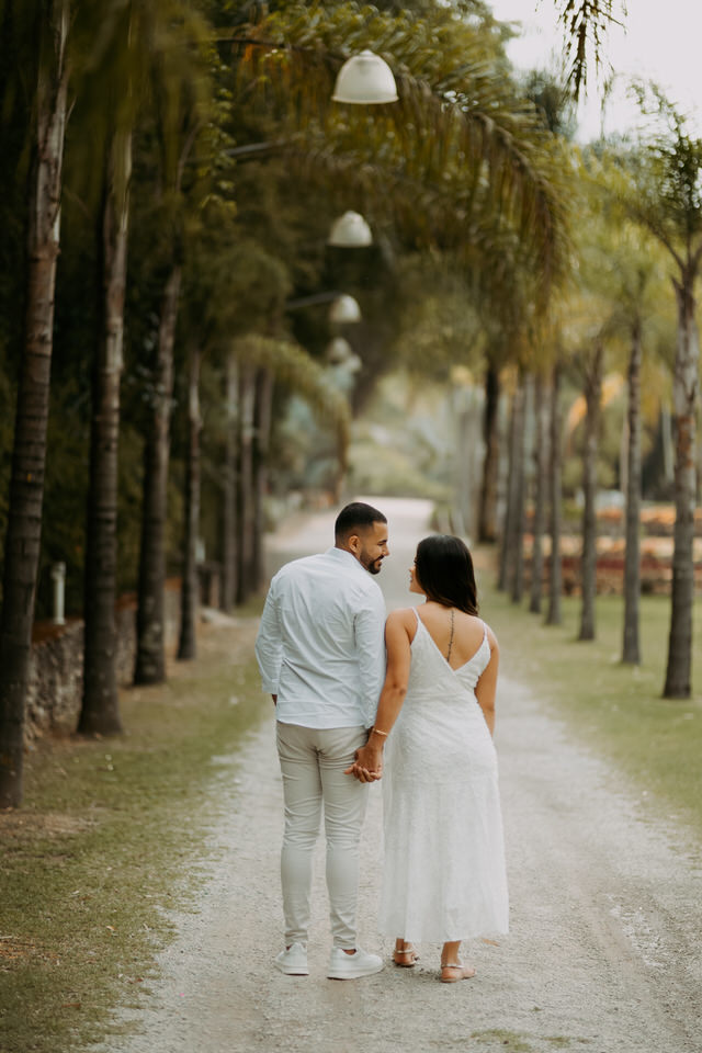 A beleza de www.espacosanctuarium.com.br ganha vida em nossas imagens de pré-casamento. Explore a magia do cenário e a paixão do casal.