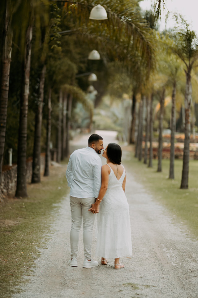 A beleza de www.espacosanctuarium.com.br ganha vida em nossas imagens de pré-casamento. Explore a magia do cenário e a paixão do casal.