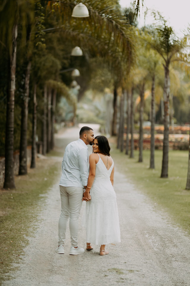 A beleza de www.espacosanctuarium.com.br ganha vida em nossas imagens de pré-casamento. Explore a magia do cenário e a paixão do casal.