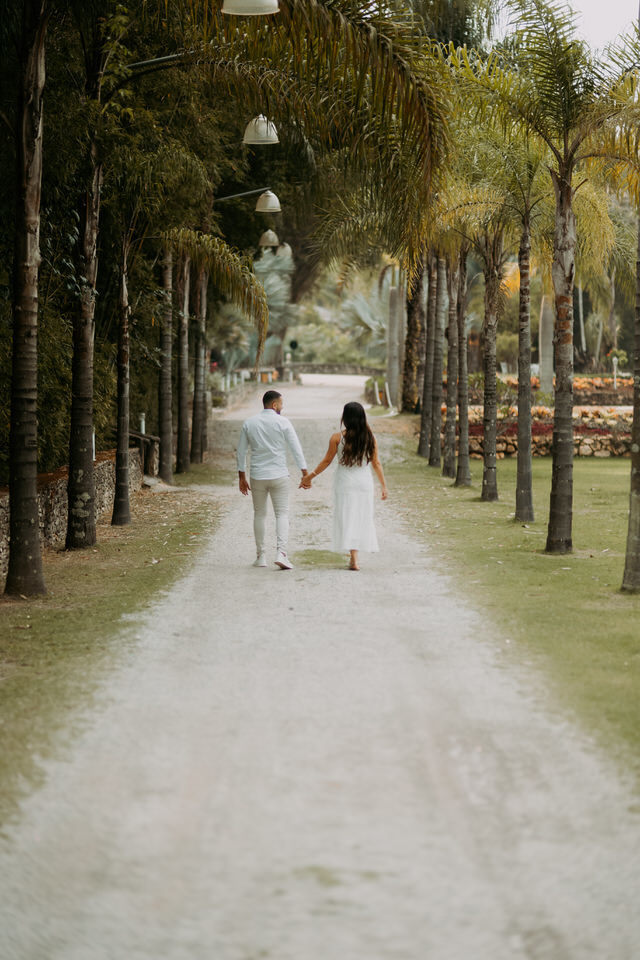 A beleza de www.espacosanctuarium.com.br ganha vida em nossas imagens de pré-casamento. Explore a magia do cenário e a paixão do casal.