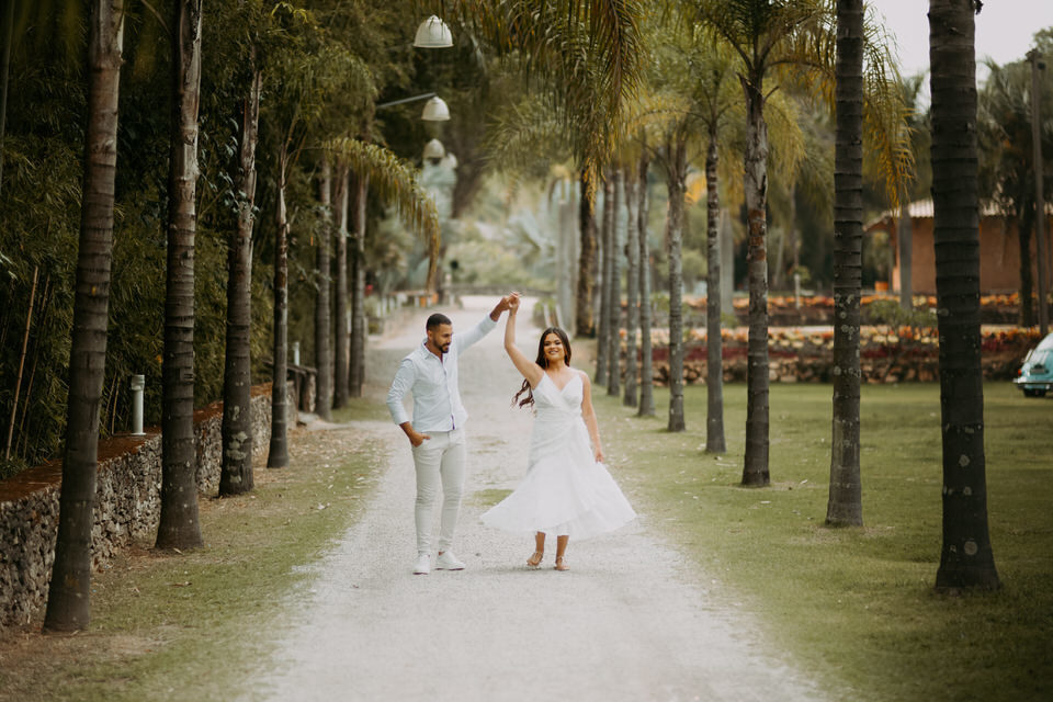 A beleza de www.espacosanctuarium.com.br ganha vida em nossas imagens de pré-casamento. Explore a magia do cenário e a paixão do casal.