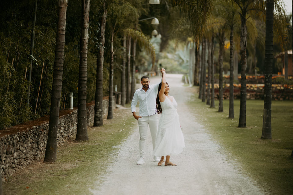 A beleza de www.espacosanctuarium.com.br ganha vida em nossas imagens de pré-casamento. Explore a magia do cenário e a paixão do casal.