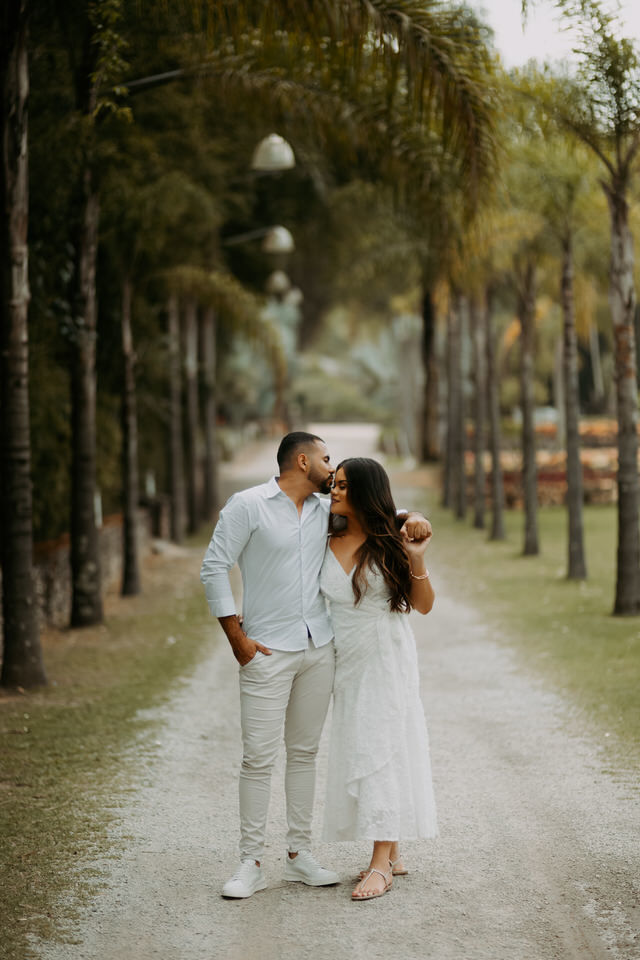 A beleza de www.espacosanctuarium.com.br ganha vida em nossas imagens de pré-casamento. Explore a magia do cenário e a paixão do casal.