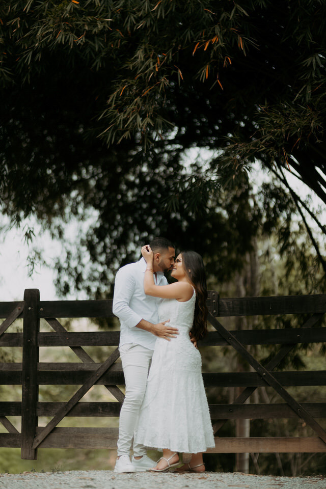 A beleza de www.espacosanctuarium.com.br ganha vida em nossas imagens de pré-casamento. Explore a magia do cenário e a paixão do casal.