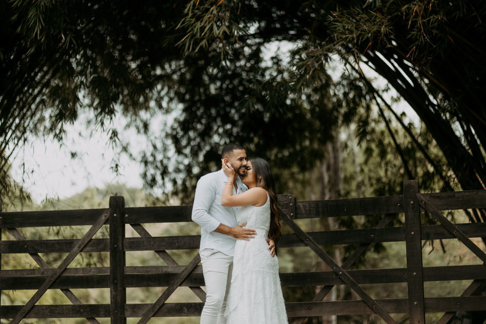 A beleza de www.espacosanctuarium.com.br ganha vida em nossas imagens de pré-casamento. Explore a magia do cenário e a paixão do casal.